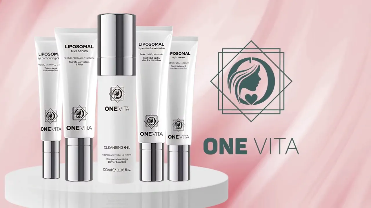 Trưng bày các sản phẩm chăm sóc da của ONE VITA, bao gồm gel rửa mặt và các loại kem liposomal khác nhau, được sắp xếp trên một bệ màu trắng trên nền hồng. Nó tuân theo các nguyên tắc bán hàng để xây dựng thương hiệu rõ ràng và hiển thị logo và tên chính thức của ONE VITA ở bên phải.